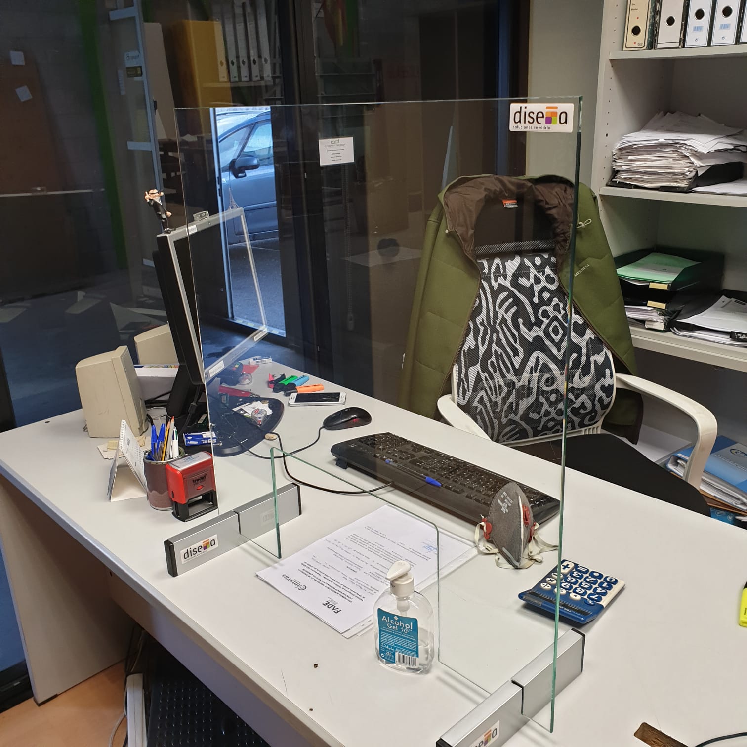 paroi avec fenêtre pour éviter les contagions